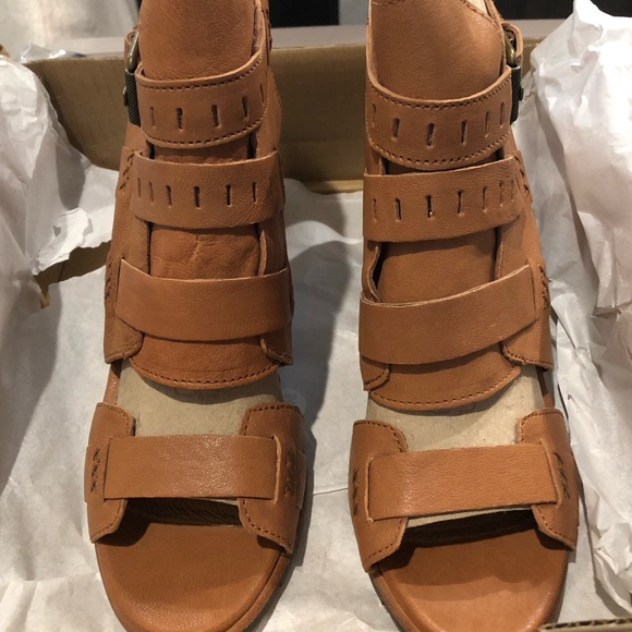 Sorel Nadia Buckle Leather Sandals in Camel ~ Size 11 - Picture 6 of 7